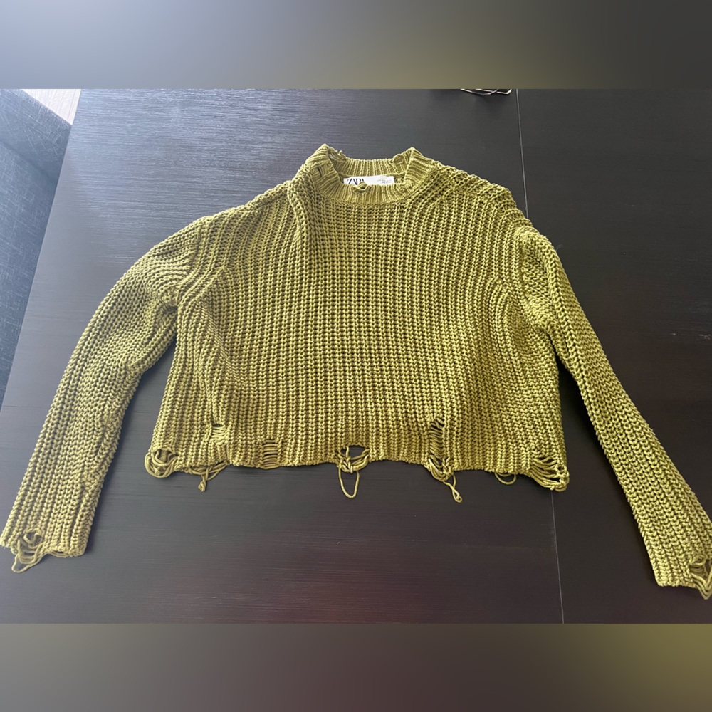 ZARA OLIVE GREEN DISTRESSED SWEATER